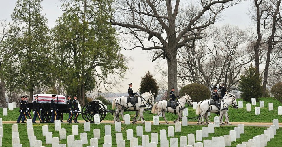 V takřka posvátné půdě, jen několik kilometrů od Bílého domu, je pohřbeno více než 400 tisíc padlých vojáků.