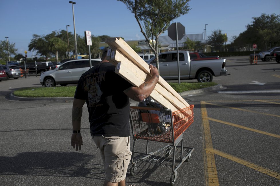 Američané při přípravě na zásah hurikánu Dorian loni v září (1.09.2019).