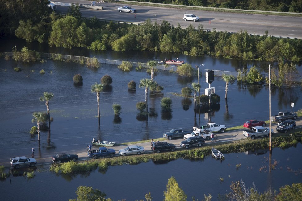 Hurikán Florence s sebou přinesl ničivé záplavy (18.09.2018).