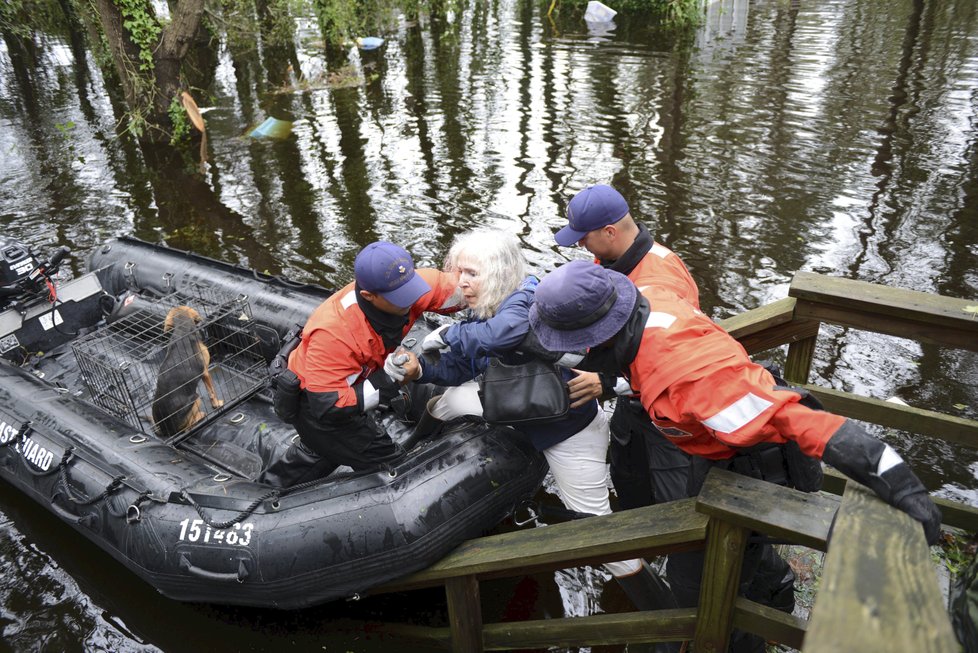 Hurikán Florence s sebou přinesl ničivé záplavy, (18. 09. 2018).