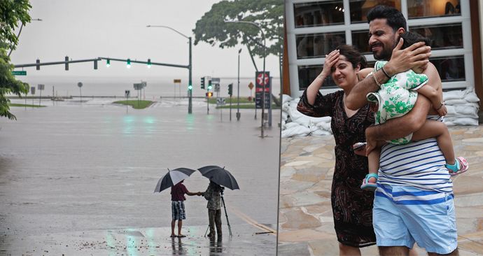 K Havaji se blíží hurikán Lane. Američtí meteorologové snížili ve čtvrtek  sílu hurikánu ze čtvrtého na třetí stupeň, dešti a silnému větru se však obyvatelé souostroví nevyhnuli (24.8.2018).