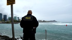 Policisté v Honolulu před příchodem hurikánu Lane bedlivě střeží hladinu vody a několik surfařů, kteří se stále odvažují na moře (23. 8. 2018).