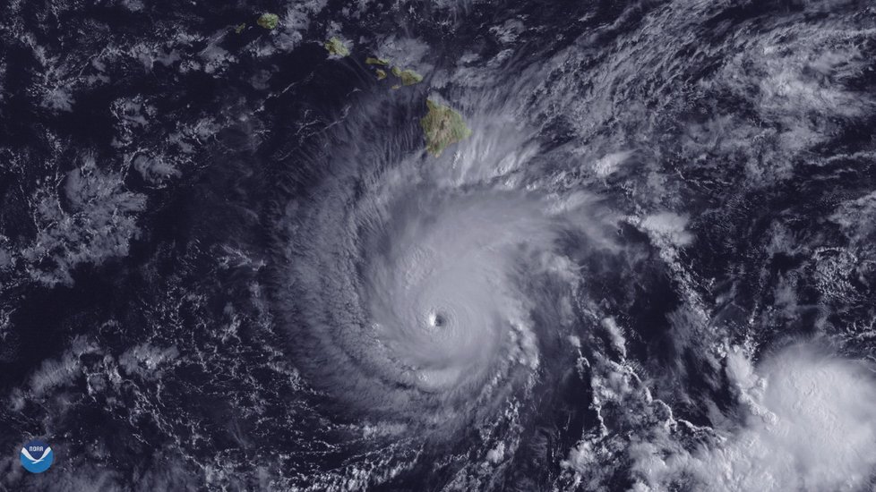 Hurikán postupuje podél souostroví jižním směrem, ale centrum se podle meteorologů posouvá nepředvídatelně a kdykoli může silně zasáhnout kteroukoli oblast regionu.