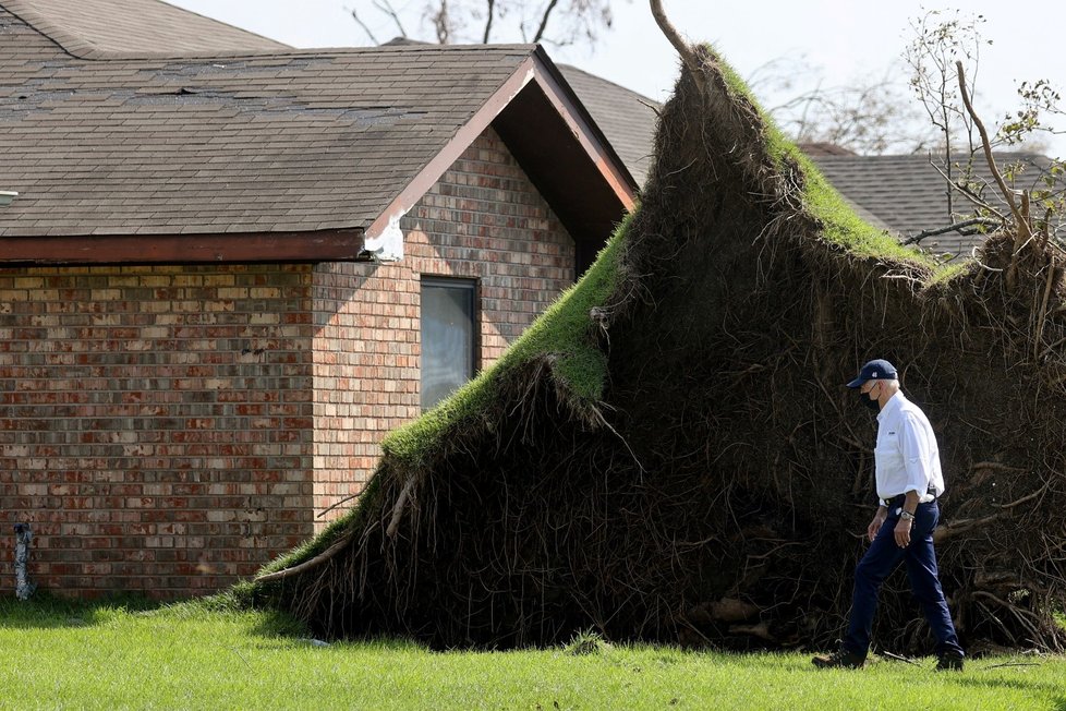 Prezident Joe Biden v Louisianě, kterou poničil hurikán Ida.