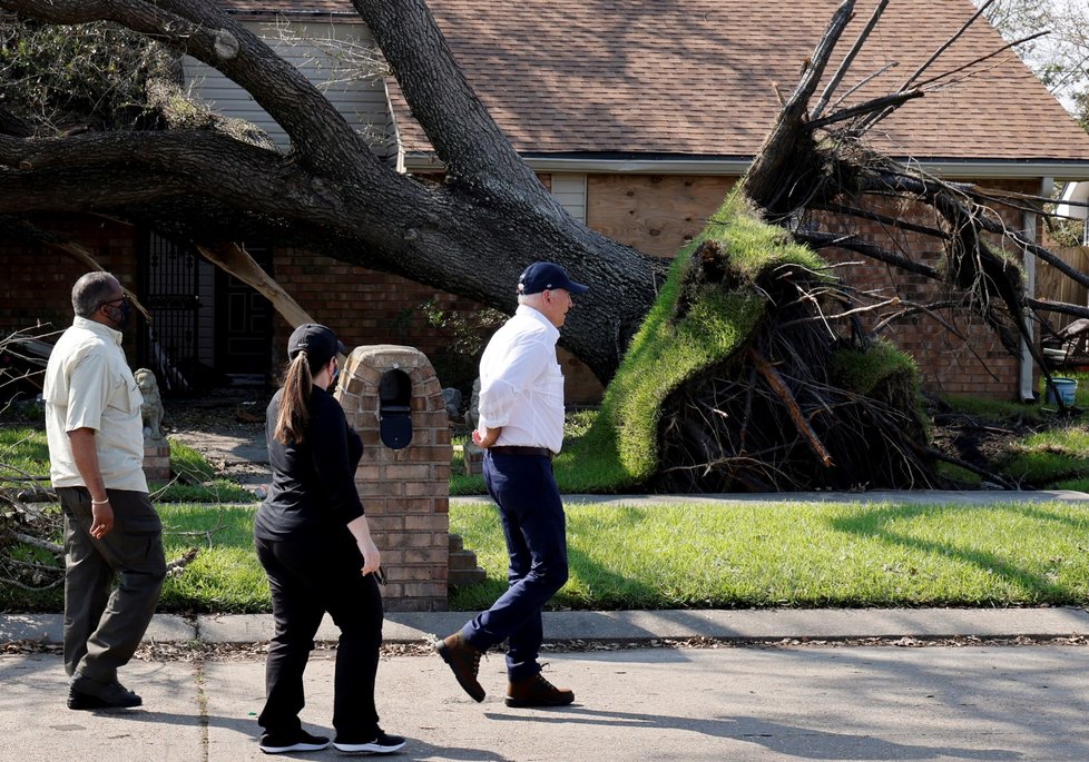 Prezident Joe Biden v Louisianě, kterou poničil hurikán Ida.