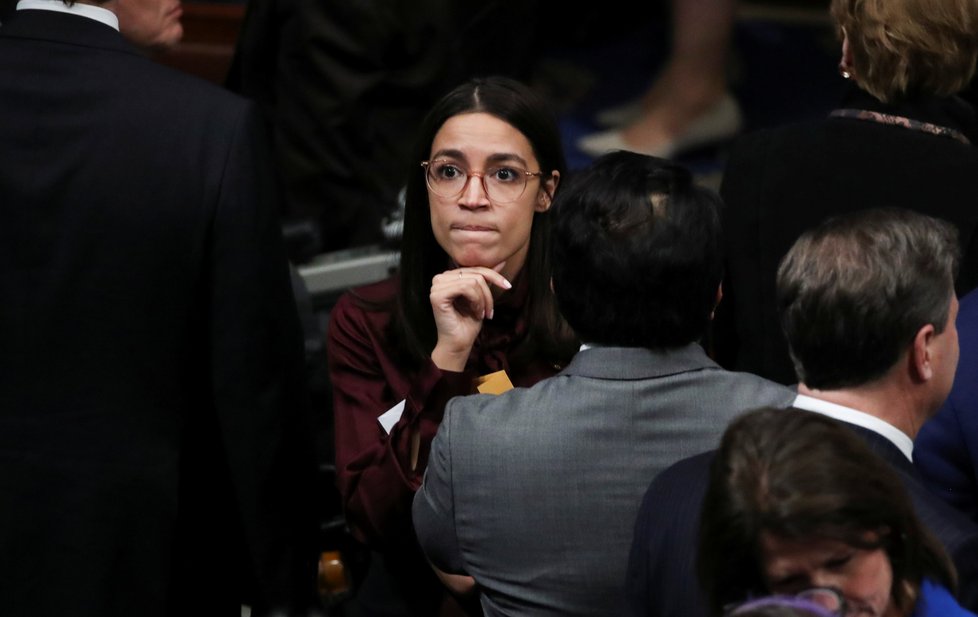 Nejmladší demokratická kongresmanka Alexandria Ocasiová-Cortezová se ze všech sil snažila neradovat po schválení impeachmentu, (19. 12. 2019).