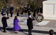 Bidenova inaugurace: Nový prezident, jeho předchůdci a viceprezidentka Kamala Harrisová na národním hřbitově v Arlingtonu, (20.01.2021).
