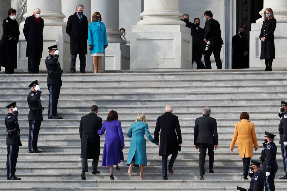 Joe Biden a Kamala Harrisová dorazili i s rodinami do Kapitolu, (20.01.2021).