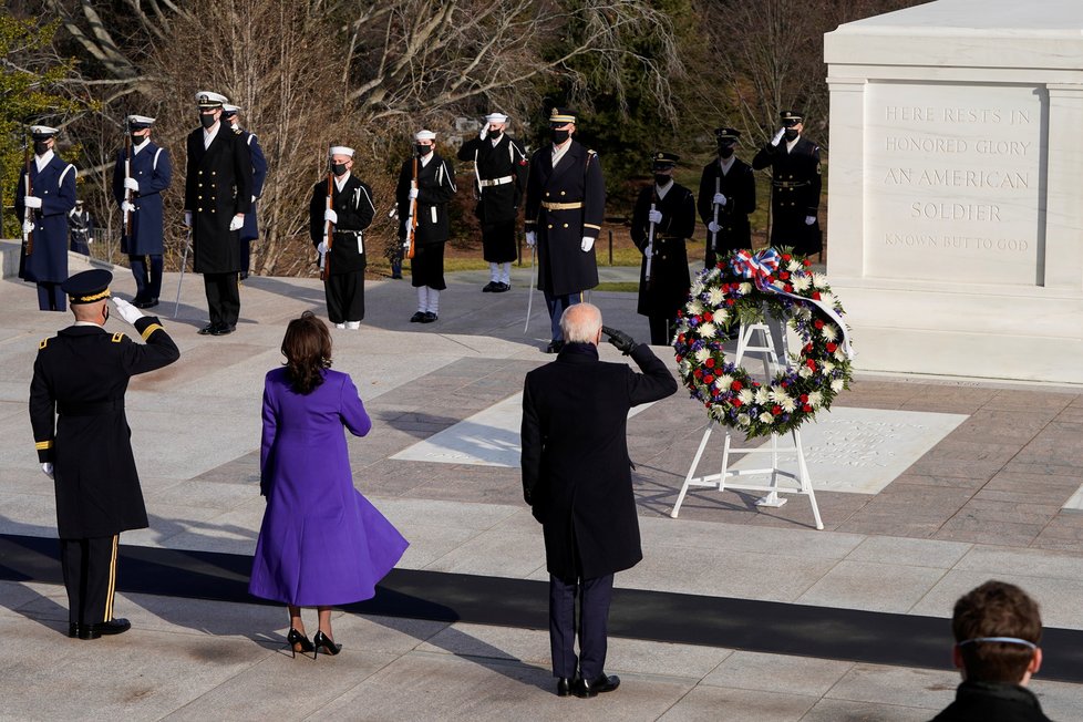 Bidenova inaugurace: Nový prezident, jeho předchůdci a viceprezidentka Kamala Harrisová na národním hřbitově v Arlingtonu, (20.01.2021).