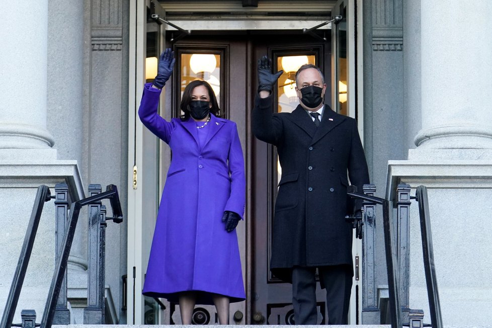 Kamala Harrisová dorazila do Eisenhowerovy budovy, kde má kancelář a jež leží vedle Bílého domu.