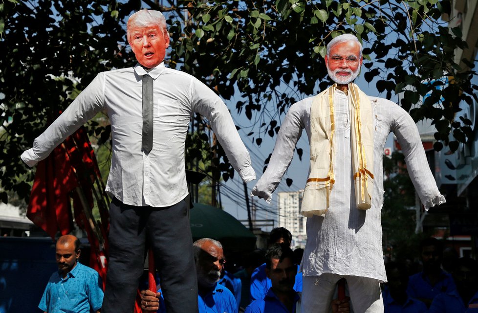 Americký prezident Donald Trump s manželkou Melanií zahájil návštěvu v Indii, (24.02.2020). Ne všichni jsou s jeho návštěvou spokojeni.