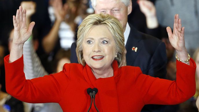 Hillary Clintonová se prohlásila vítězkou. Ale s odřenýma ušima.