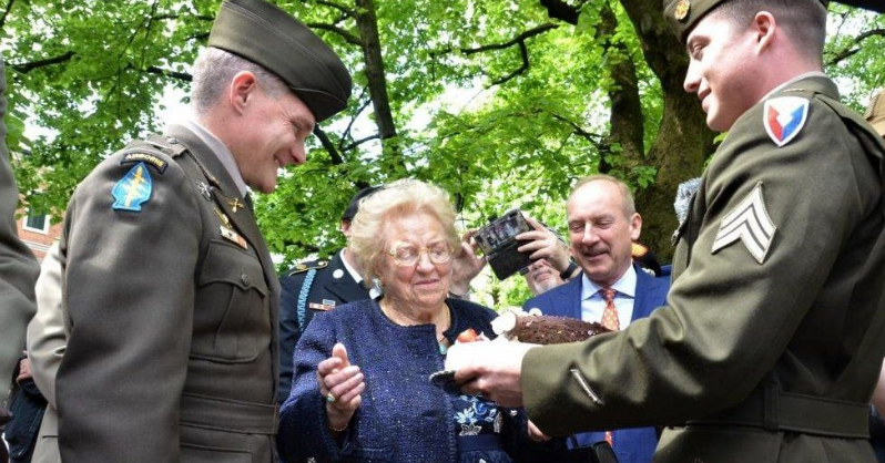 Sympatické babče vojáci předali dort.