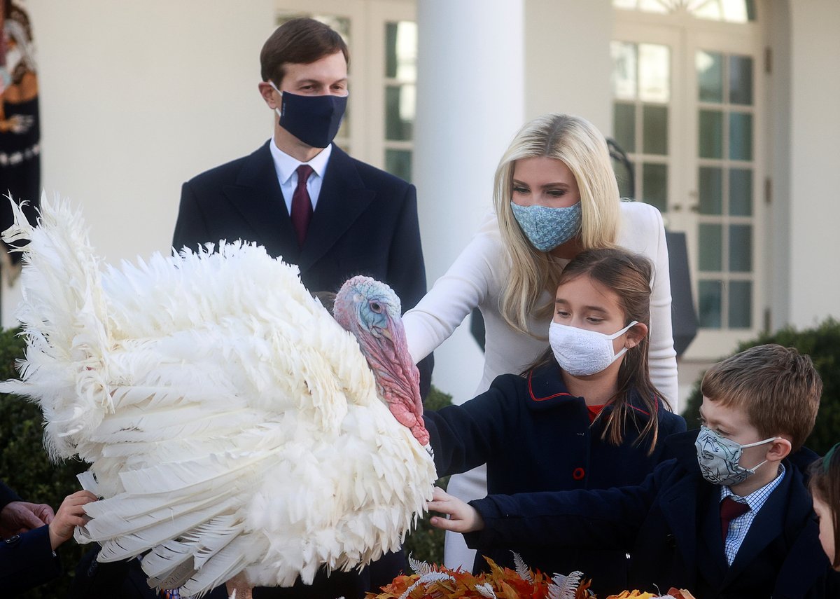 Poradkyně prezidenta Trumpa Ivanka Trumpová s manželem Jaredem Kushnerem.