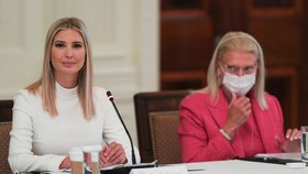 Ivanka Trumpová, poradkyně Bílého domu, s otcem, prezidentem Donaldem Trumpem, představila revizi v přijímání vládních zaměstnanců (29.06.2020).