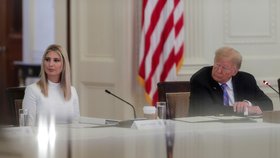 Ivanka Trumpová, poradkyně Bílého domu, s otce, prezidentem Donaldem Trumpem, představila revizi v přijímání vládních zaměstnanců, (29.06.2020).