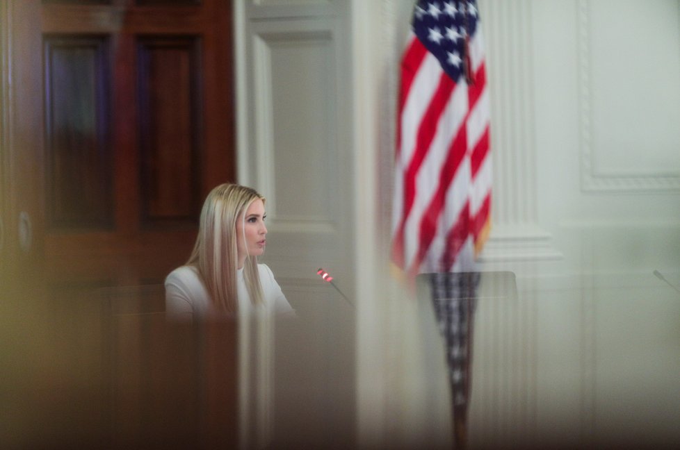 Ivanka Trumpová, poradkyně Bílého domu, s otce, prezidentem Donaldem Trumpem, představila revizi v přijímání vládních zaměstnanců, (29.06.2020).