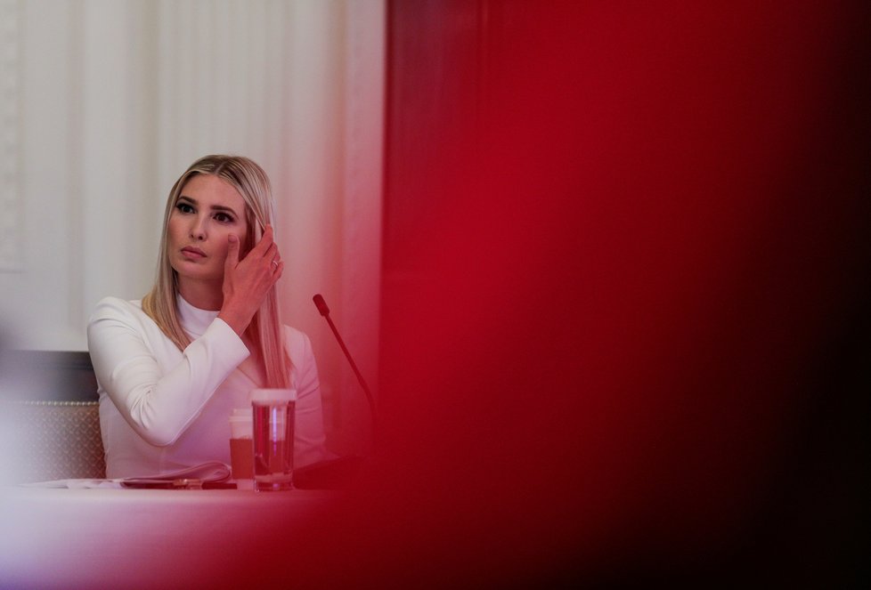 Ivanka Trumpová, poradkyně Bílého domu, s otcem, prezidentem Donaldem Trumpem, představila revizi v přijímání vládních zaměstnanců (29.06.2020).