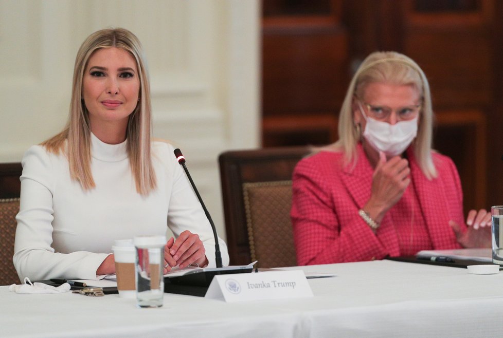 Ivanka Trumpová, poradkyně Bílého domu, s otcem, prezidentem Donaldem Trumpem, představila revizi v přijímání vládních zaměstnanců (29. 06. 2020).