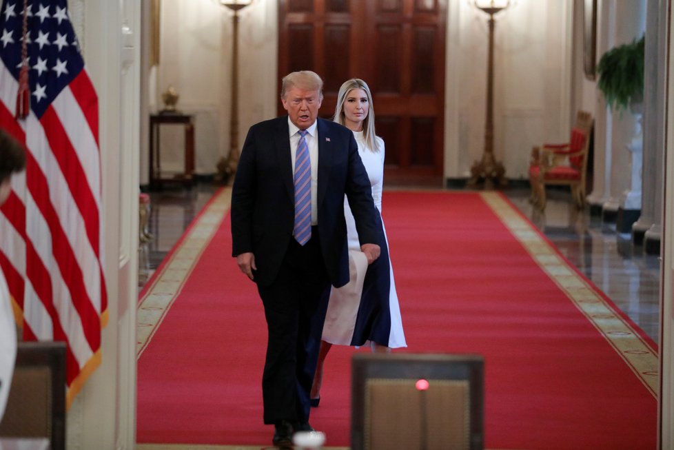 Ivanka Trumpová, poradkyně Bílého domu, s otcem, prezidentem Donaldem Trumpem, představila revizi v přijímání vládních zaměstnanců (29. 06. 2020).