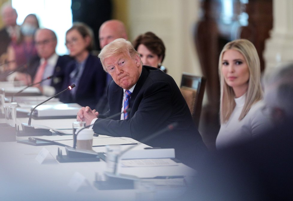 Ivanka Trumpová, poradkyně Bílého domu, s otce, prezidentem Donaldem Trumpem, představila revizi v přijímání vládních zaměstnanců, (29.06.2020).