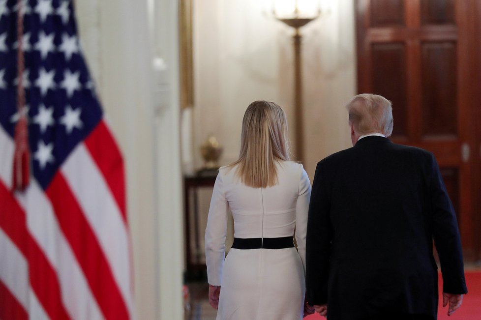 Ivanka Trumpová, poradkyně Bílého domu, s otcem, prezidentem Donaldem Trumpem, představila revizi v přijímání vládních zaměstnanců (29.06.2020).