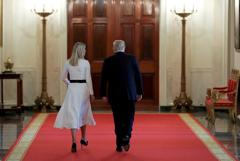 Ivanka Trumpová, poradkyně Bílého domu, s otcem, prezidentem Donaldem Trumpem, představila revizi v přijímání vládních zaměstnanců (29. 6. 2020).