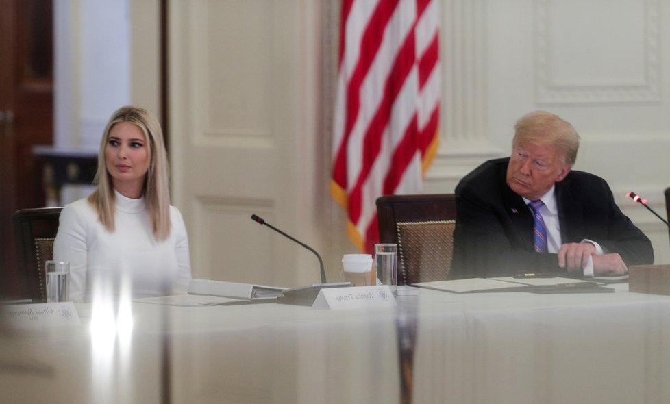 Ivanka Trumpová, poradkyně Bílého domu, s otcem, prezidentem Donaldem Trumpem, představila revizi v přijímání vládních zaměstnanců (29.06.2020).