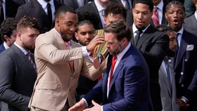 Americký viceprezident J. D. Vance rozbil fotbalovému týmu trofej.
