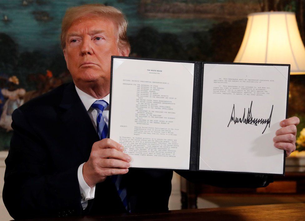Donald Trump ukazuje prezidentské memorandum, v němž oznamuje svůj úmysl odstoupit od jaderné dohody s Íránem.