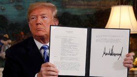 Donald Trump ukazuje prezidentské memorandum, v němž oznamuje svůj úmysl odstoupit od jaderné dohody s Íránem