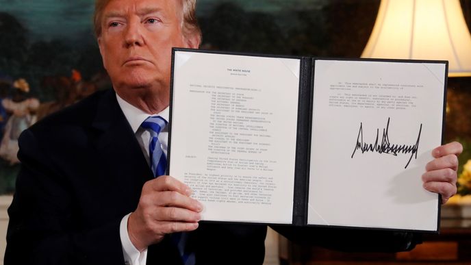Americký prezident Donald Trump ukazuje memorandum, které oznamuje odstoupení od jaderné dohody s Íránem