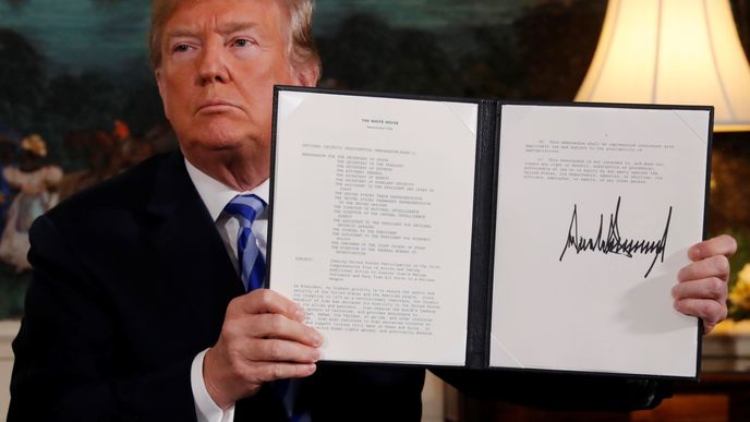 Donald Trump ukazuje prezidentské memorandum, v němž oznamuje svůj úmysl odstoupit od jaderné dohody s Íránem Donald Trump ukazuje prezidentské memorandum, v němž oznamuje svůj úmysl odstoupit od jaderné dohody s Íránem