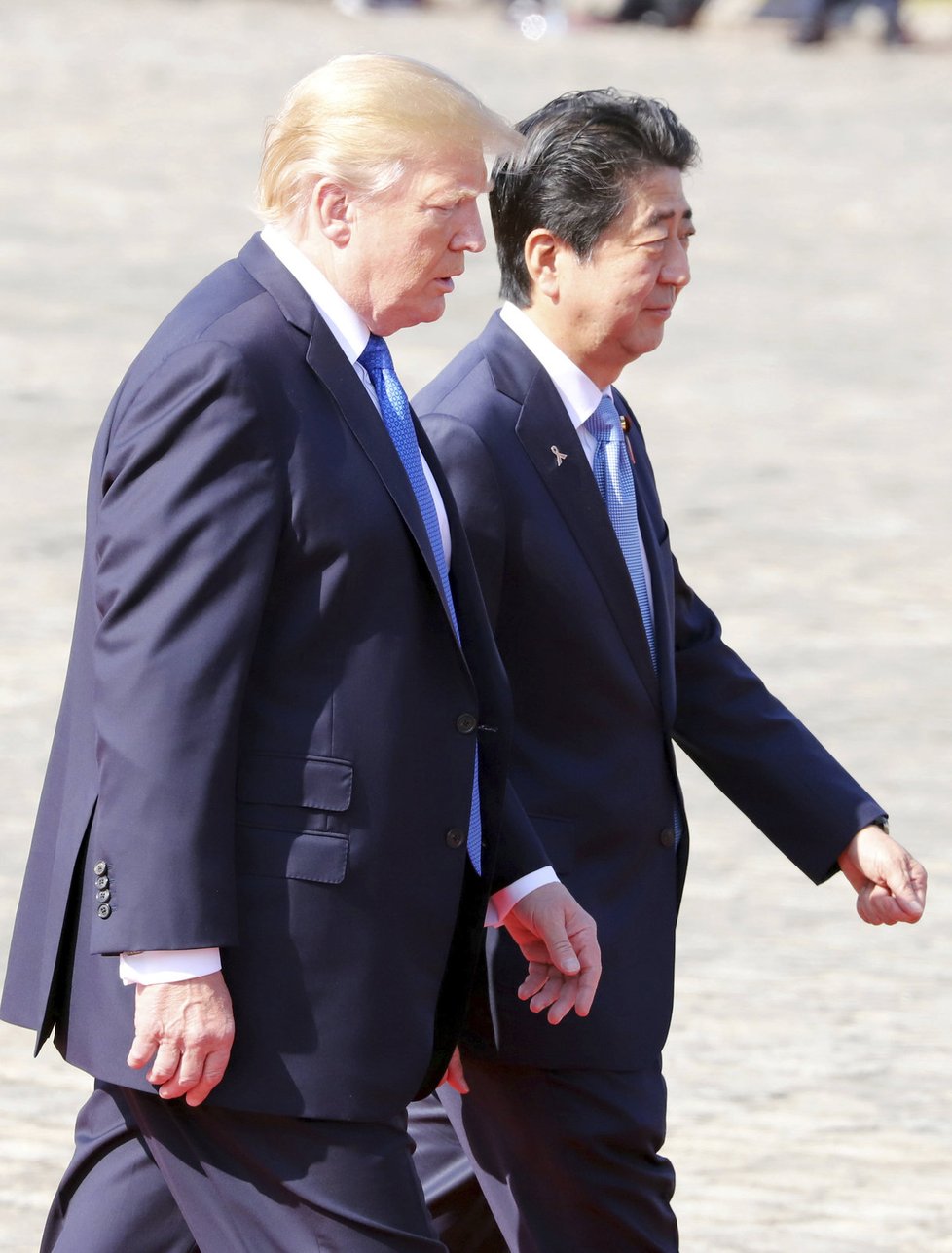 Americký prezident Donald Trump s japonským premiérem Šinzó Abem