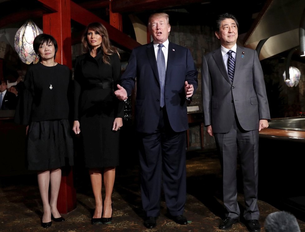 Donald Trump s manželkou Melanií na oficiální návštěvě Japonska.