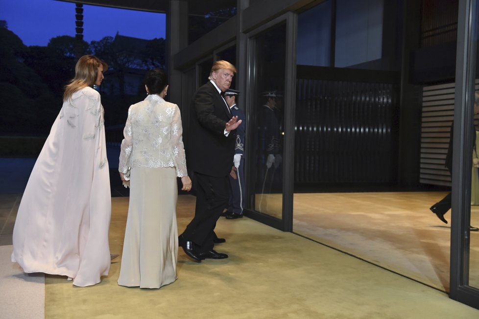 Prezident USA Trump se s manželkou účastnil banketu, kterým jim uspořádal japonský císař Naruhito.