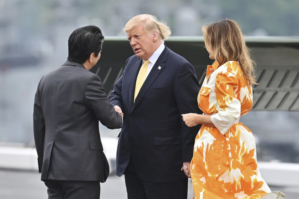 Prezident Trump s manželkou v Japonsku navštívili americké vojáky.