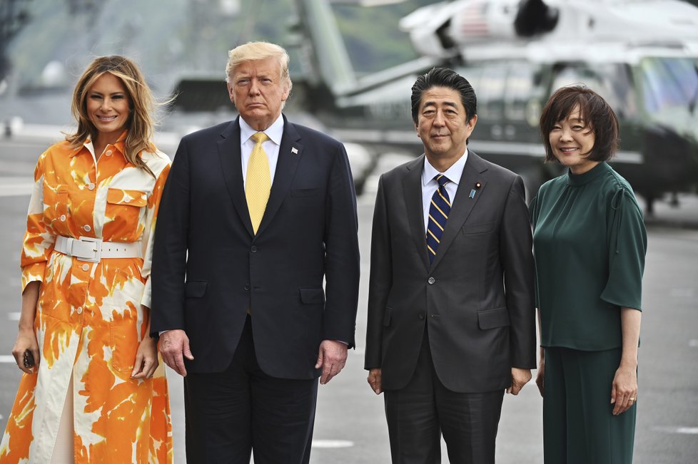 Prezident Trump s manželkou Melanií, japonským premiérem Šinzem Abe a jeho ženou.