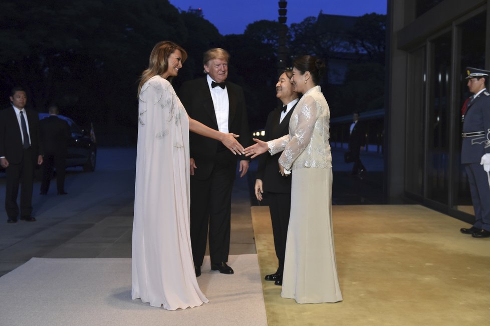 Prezident USA Trump se s manželkou účastnil banketu, kterým jim uspořádal japonský císař Naruhito.