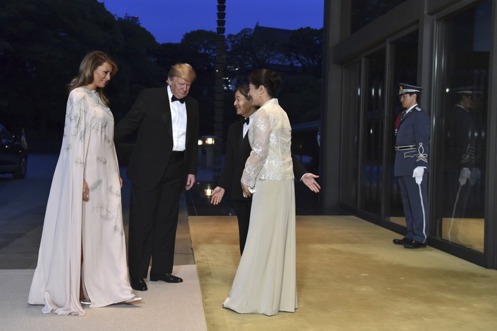 Prezident USA Trump se s manželkou účastnil banketu, který jim uspořádal japonský císař Naruhito.