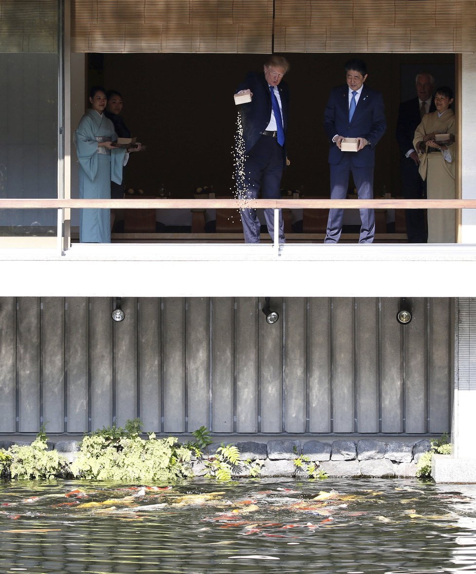 Donald Trump a Šinzó Abe krmili kapry.