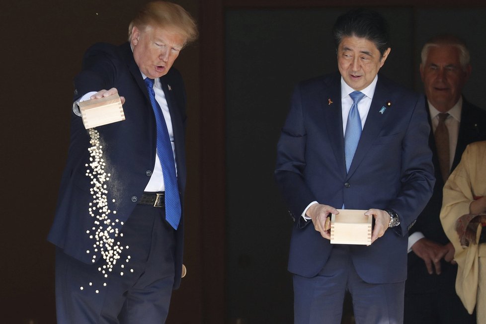 Donald Trump a Šinzó Abe krmili kapry.