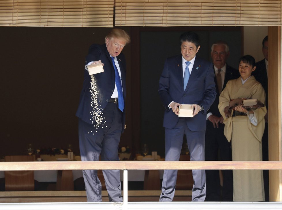 Donald Trump a Šinzó Abe krmili kapry.