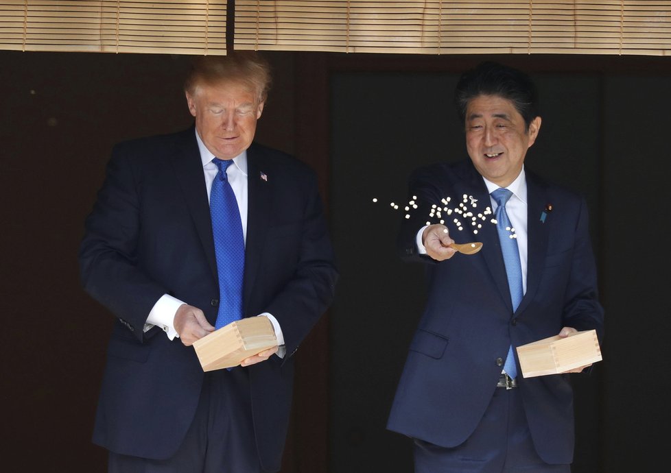 Donald Trump a Šinzó Abe krmili kapry.