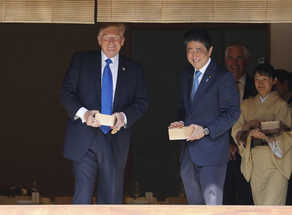 Donald Trump a Šinzó Abe krmili kapry.