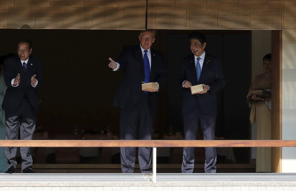 Donald Trump a Šinzó Abe krmili kapry.