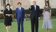 Americký prezident a jeho manželka Melania hostili na Floridě japonského premiéra Šinza Abe se ženou.