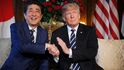 Americký prezident Donald Trump a japonský premiér Šinzó Abe.