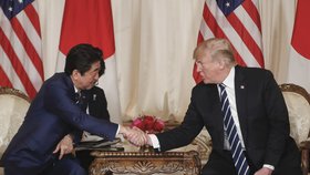 Donald Trump a Šinzó Abe se shodli na tom, že je třeba vyvíjet na KLDR tlak, dokud nesvolí k jadernému odzbrojení