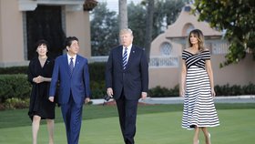 Americký prezident a jeho manželka Melania hostili na Floridě japonského premiéra Šinza Abe se ženou.